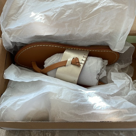 New in Box- Soludos Slotted Thong Leather Sandal- Size 5.5- Platinum color - Picture 14 of 14